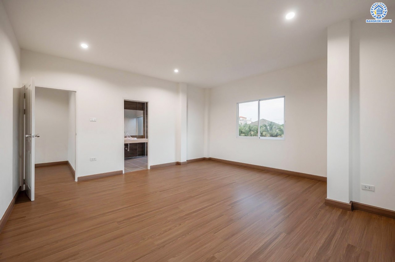 บ้านมือสองตกแต่งใหม่ โครงการ นาราภิรมย์ พุทธมณฑลสาย3 ตกแต่งหรูหรา เนื้อที่ 100 ตร.ว. พื้นที่ใช้สอย 218.73 ตร.ม. ฟังก์ชัน 3 ห้องนอน 4 ห้องน้ำ 1 ห้องแม่บ้าน จอดรถได้ 2 คัน บนทำเลเชื่อมต่อเมือง ใกล้เซ็นทรัลศาลายา, เดอะมอลล์บางแค และทางคู่ขนานลอยฟ้าบรมราชชนนี รายล้อมด้วยสิ่งอำนวยความสะดวกครบ